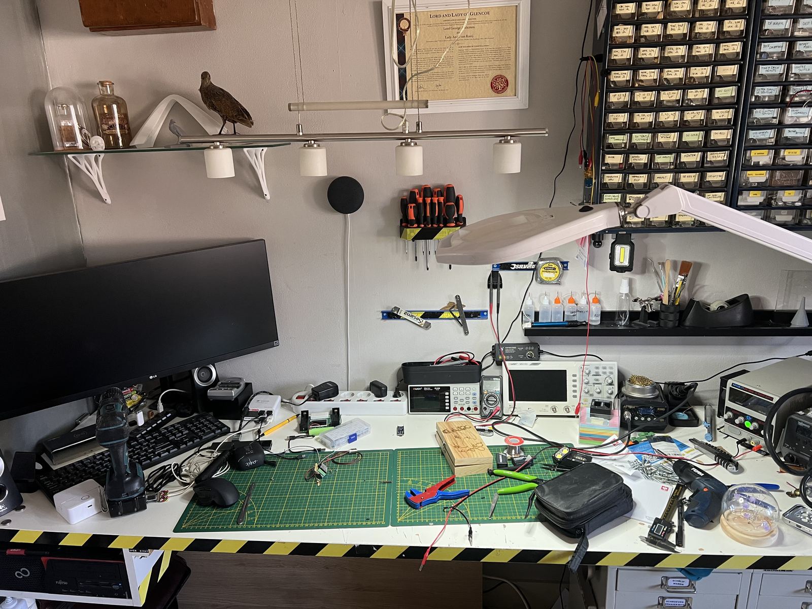 Werktafel in de werkplaats van Studio Vonk & Vorm