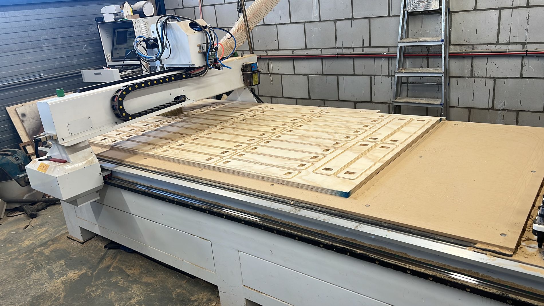CNC-frees snijdt plaatmateriaal