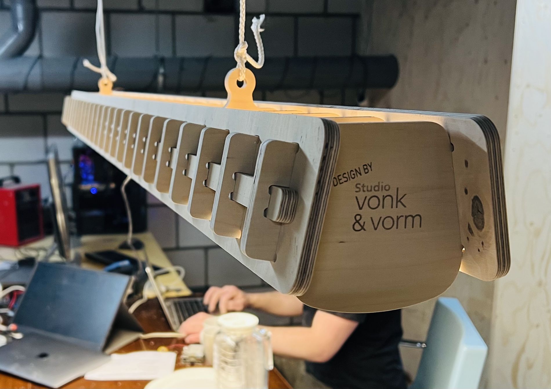 Hanglamp, ontworpen en gemaakt door Studio Vonk & Vorm