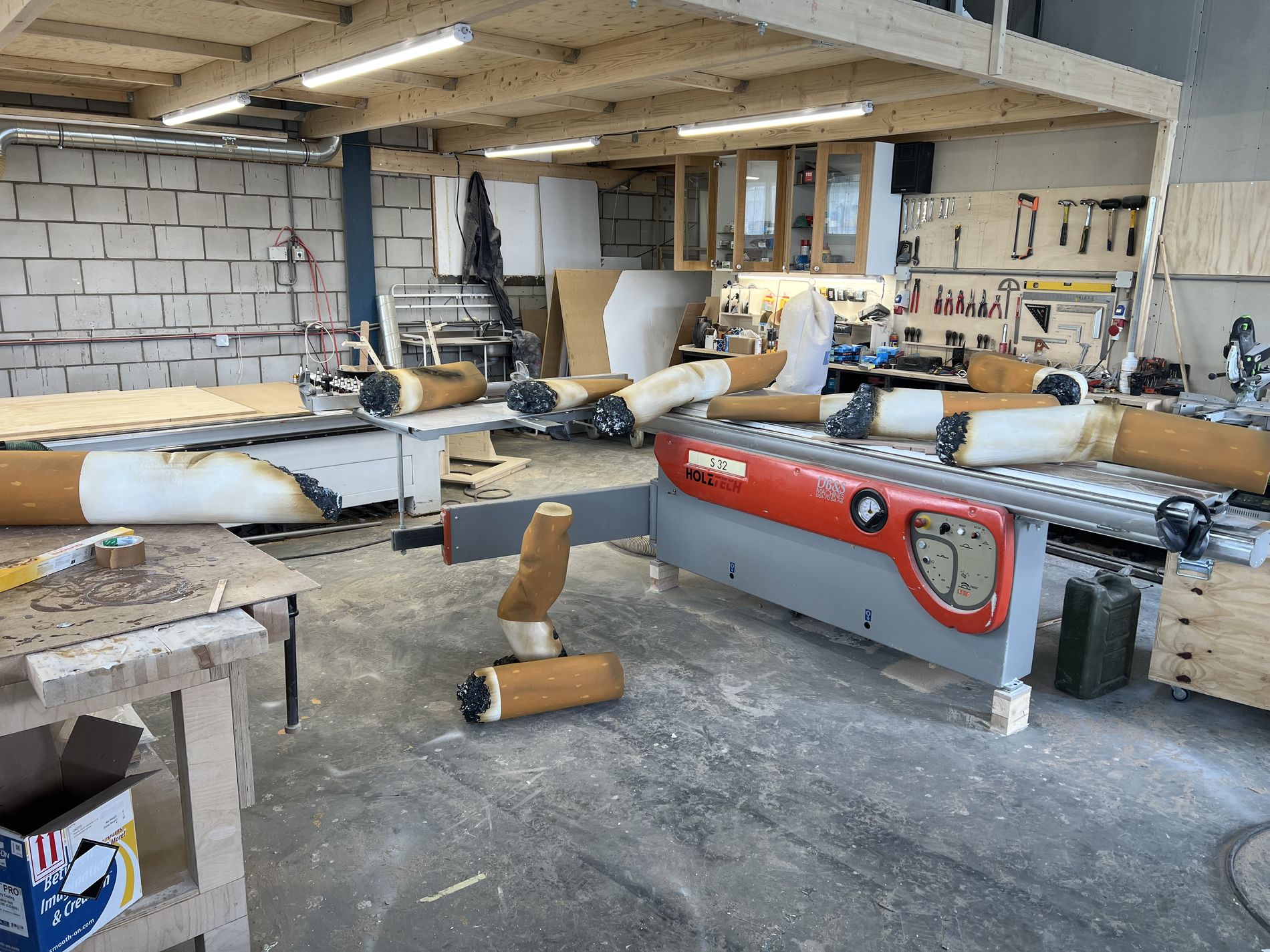 Paneelzaag met piepschuim sigarettenbeelden in de werkplaats